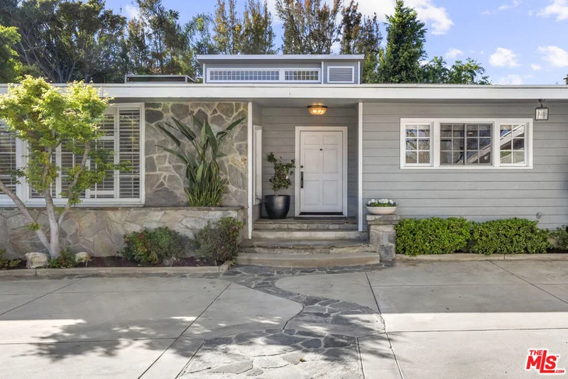 1233 Corsica Drive photo 2
