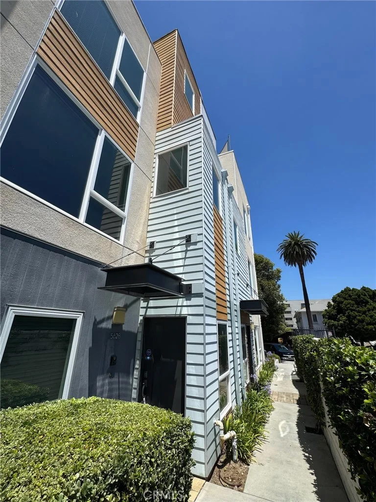 5628 Observation Lane