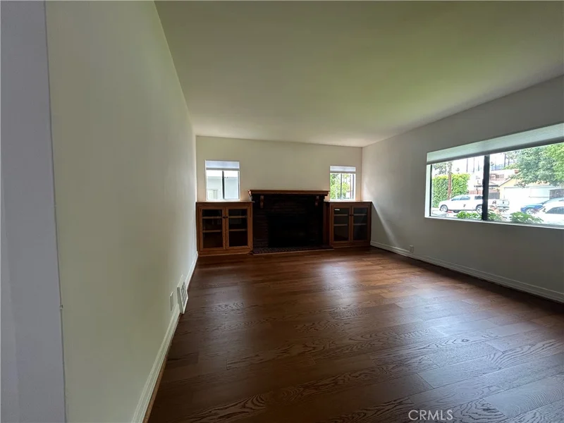 214 E Stocker Street photo 2