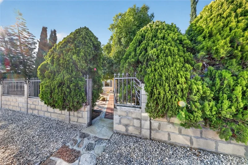 11407 Delano photo 2