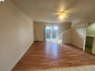 252 Lansing Way photo 2