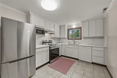 2637 Lakeshore Boulevard photo 2