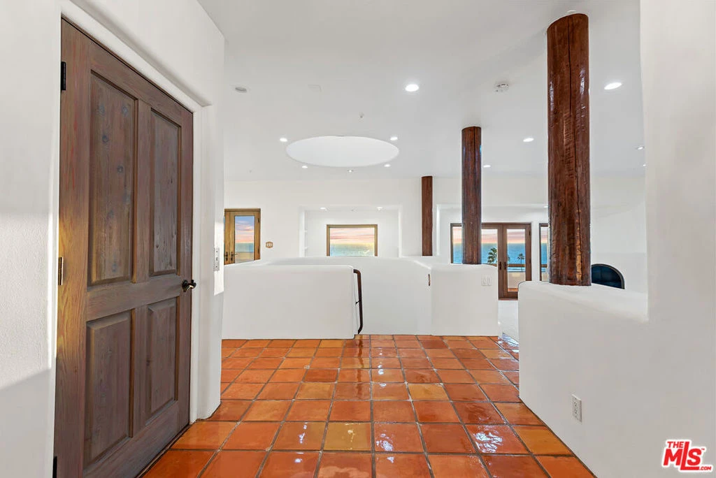 Interior 4