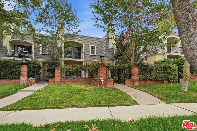 5889 Clinton Street, Los Angeles, CA 90004