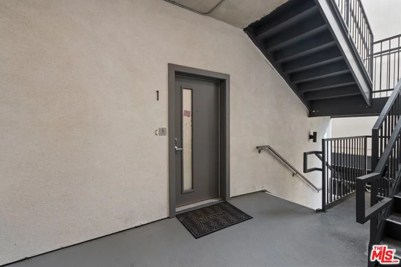 Photo 2 of 5114 Cahuenga Boulevard 3