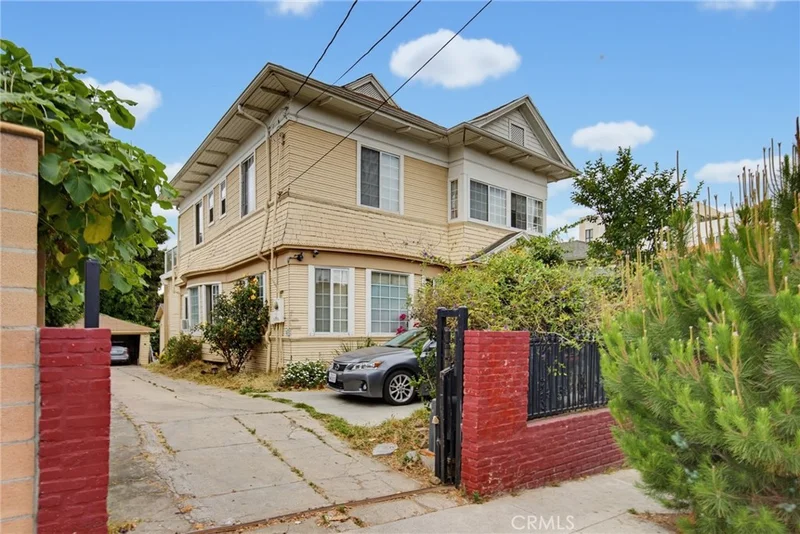 Photo 2 of 1107 S Mariposa Avenue