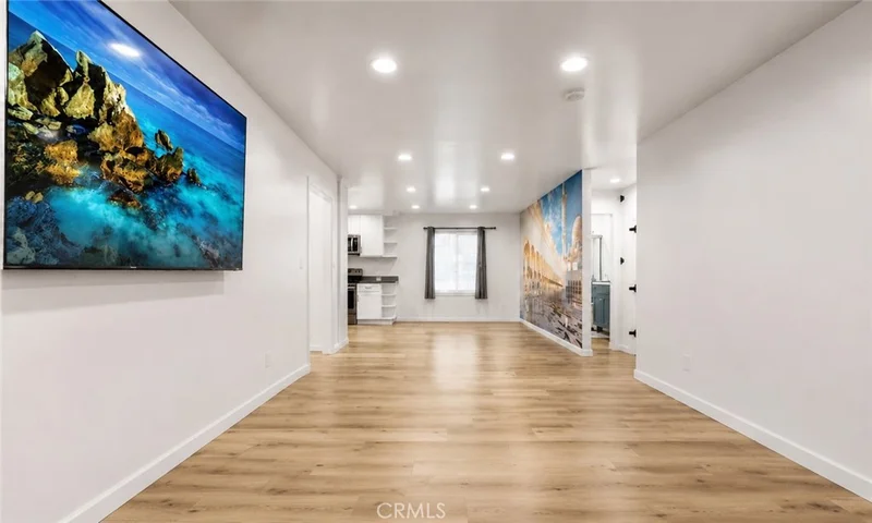 327 E Lanzit photo 2