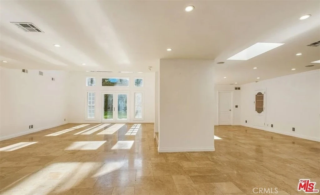 Interior 4