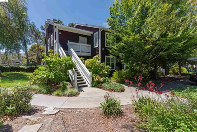 211 Bayside Ct photo 2