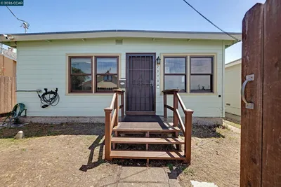 2370 Pine Ave photo 2