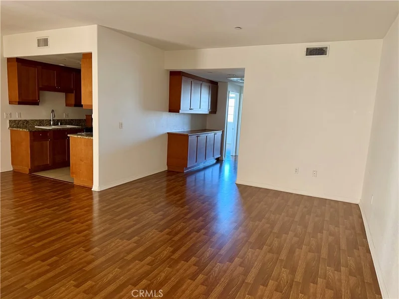 17230 Newhope 211 photo 2