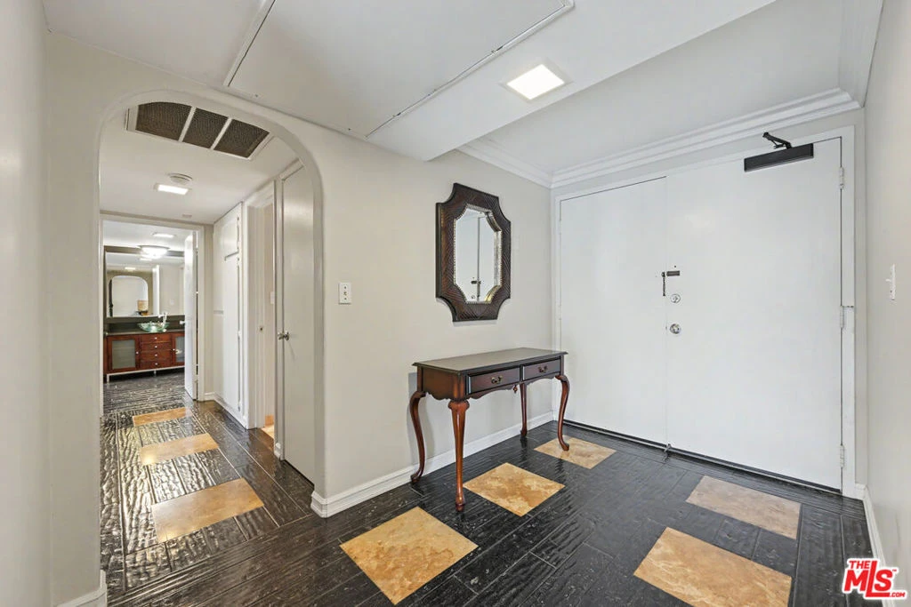 Interior 4