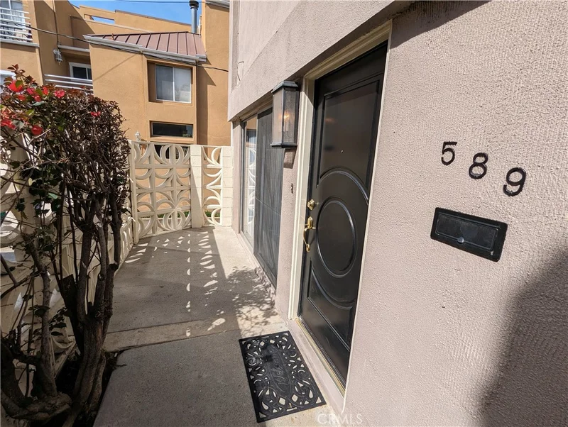 589 Fairview Avenue photo 2