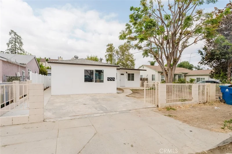 18306 Gresham Street photo 2