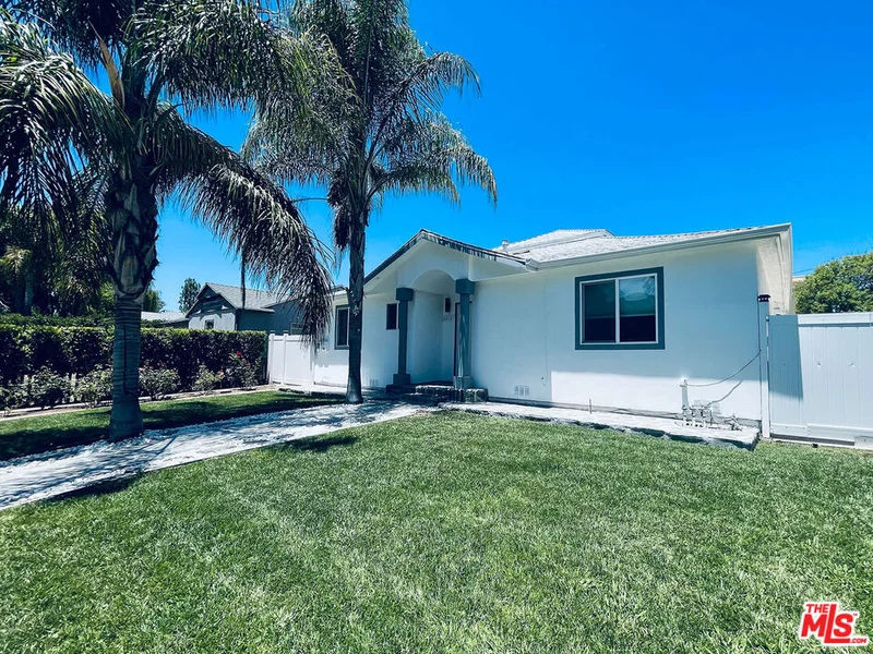 22131 Victory Boulevard, Woodland Hills, CA 91303