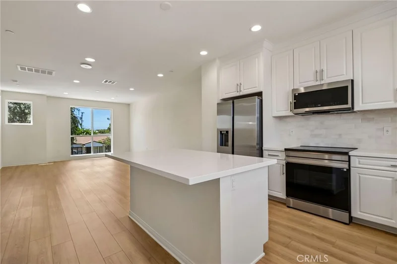 Photo 2 of 5876 Linden Ave Avenue 7