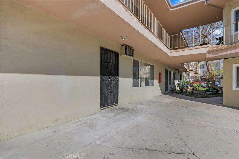 8649 Sunland Boulevard 5 photo 2