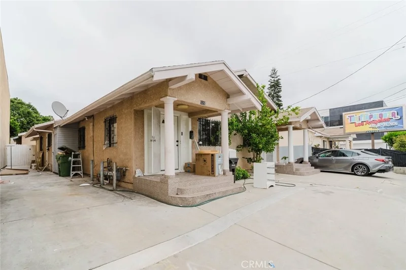 5257 Fountain Avenue photo 2