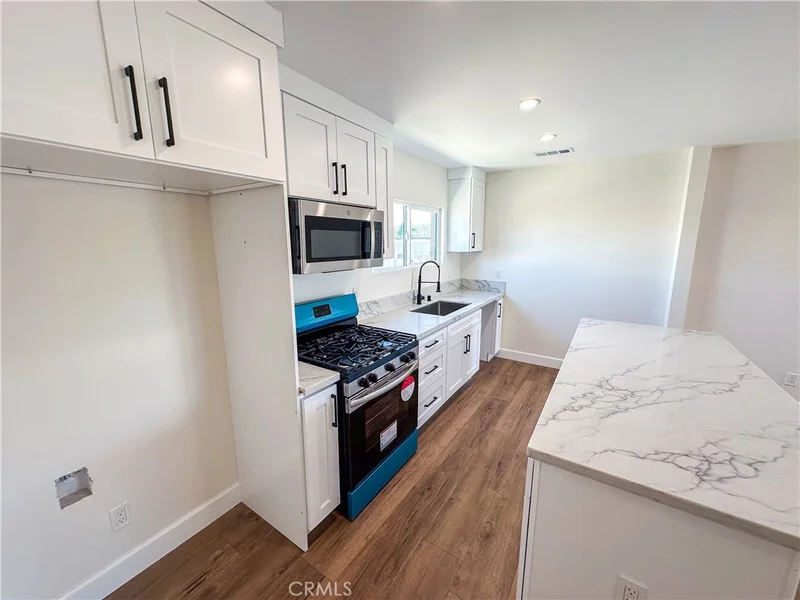 2927 S Redondo Boulevard 4