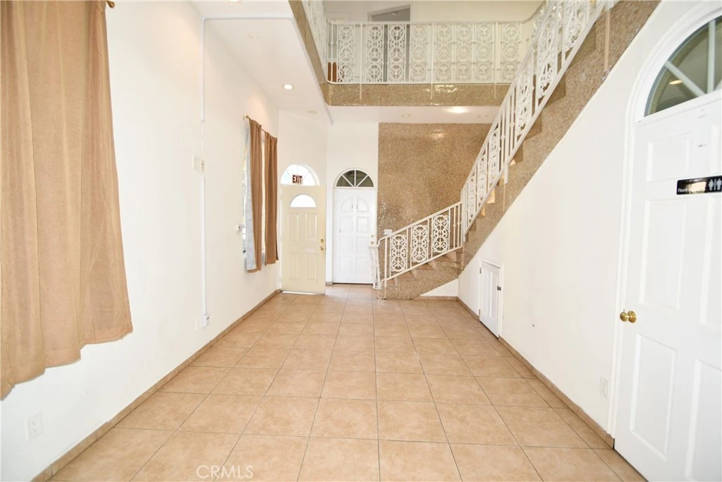 Interior 4