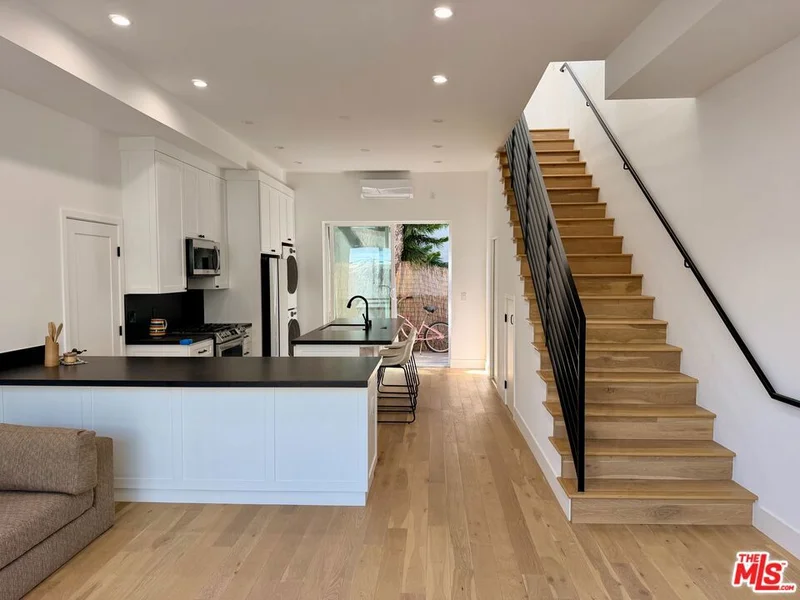 3989 1/2 Beethoven Street photo 2