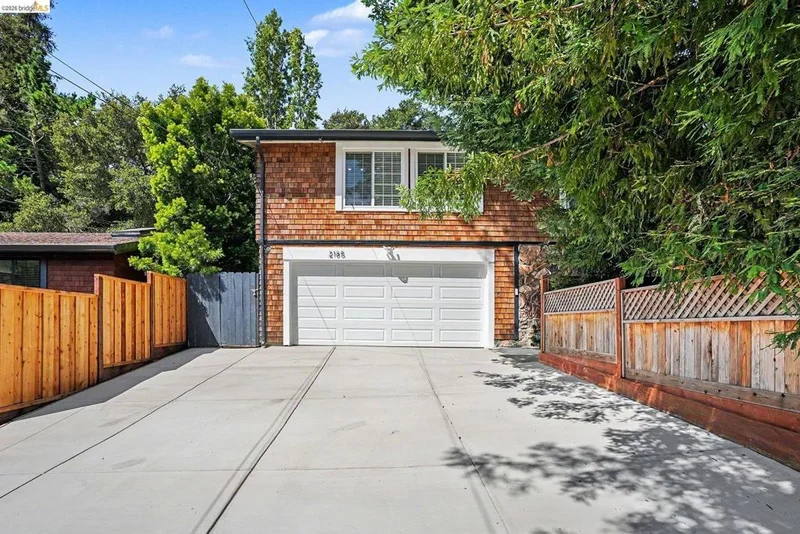 2185 Trafalgar Pl