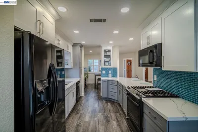 230 Laurelwood Cir