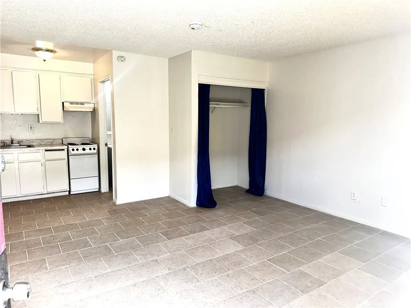 11661 11663 White Avenue 6