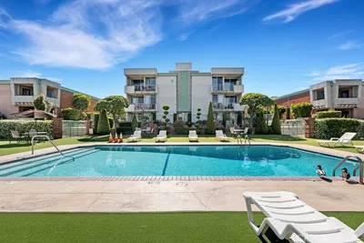 5301 Balboa Boulevard