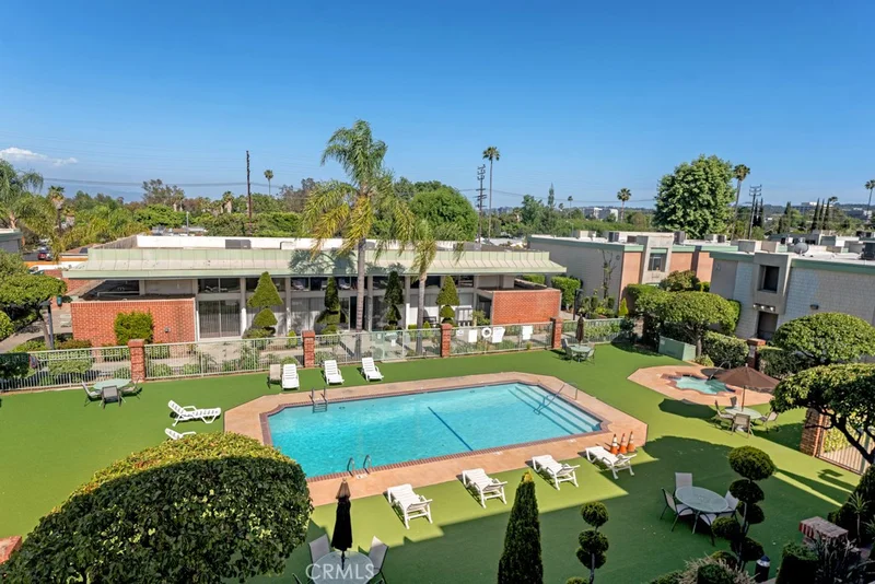 5301 Balboa Boulevard photo 2