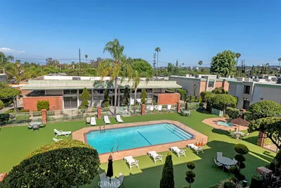 5301 Balboa Boulevard photo 2