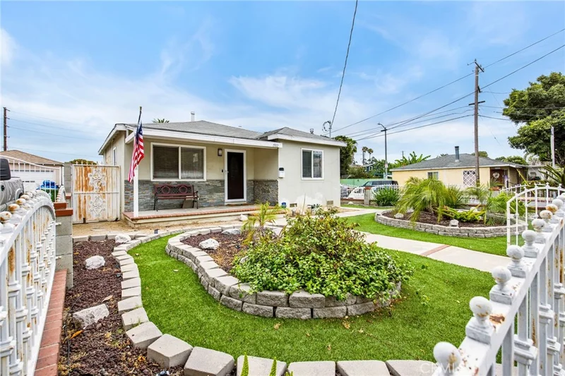 1502 Lakme Avenue photo 2