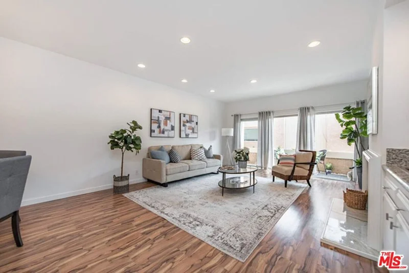 Photo 2 of 5139 Balboa Boulevard 203