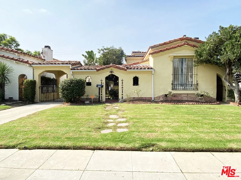 Photo 2 of 203 N Doheny Drive