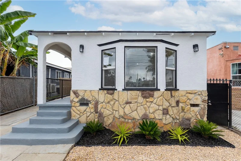 3477 W 71st