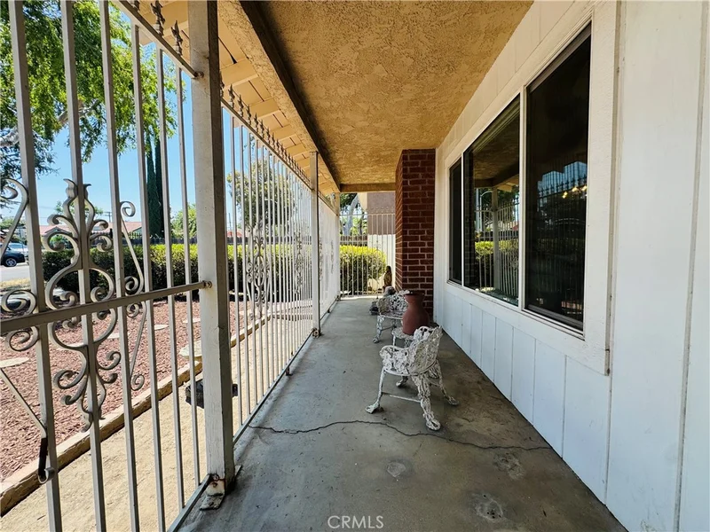 320 S Victoria photo 2