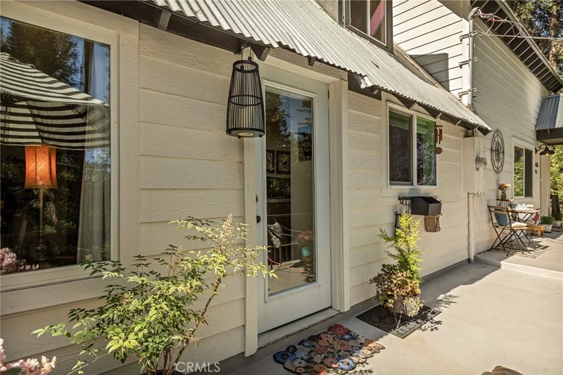 660 Spring Drive photo 2