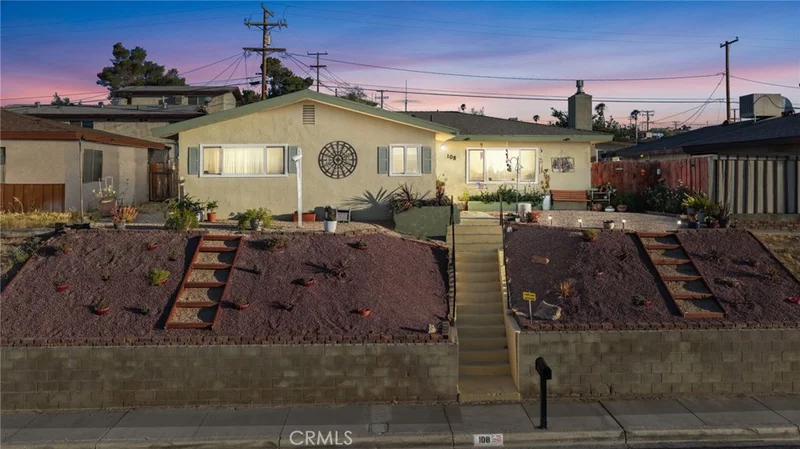 108 W Desert View Drive
