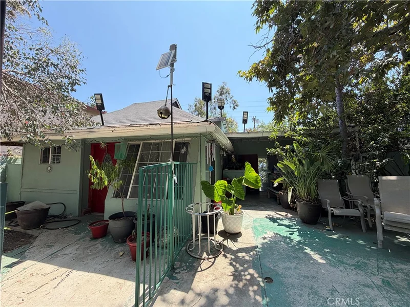 5925 Whitnall Highway, North Hollywood, CA 91601