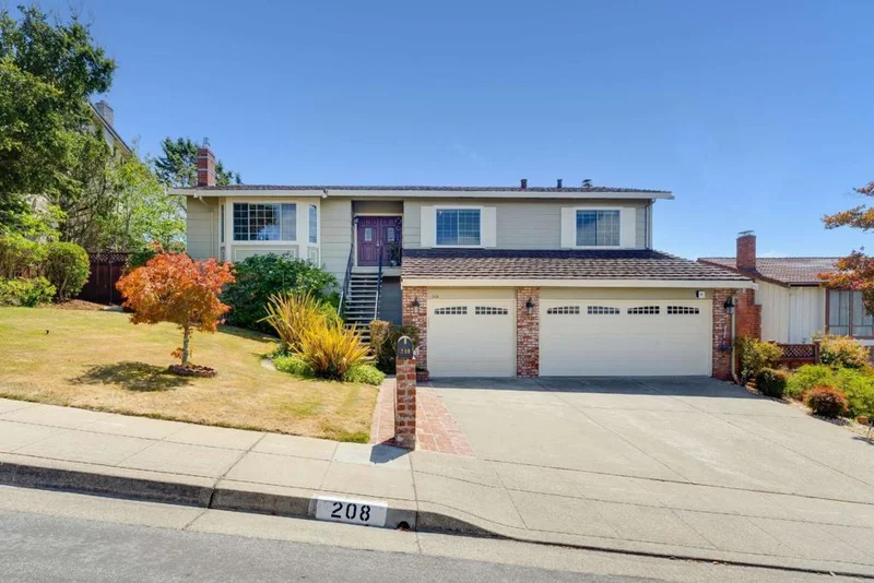 208 Crestview Drive photo 2