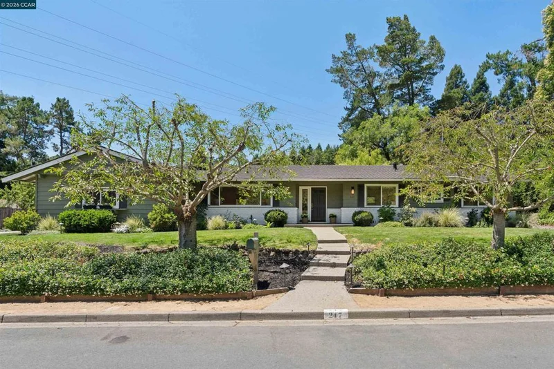 247 Corliss Dr, Moraga, CA 94556