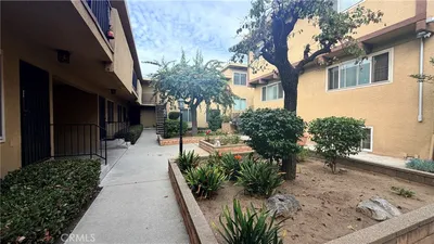 110 E Hillcrest photo 2