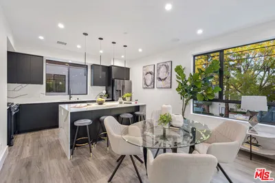 18315 Collins Street photo 2