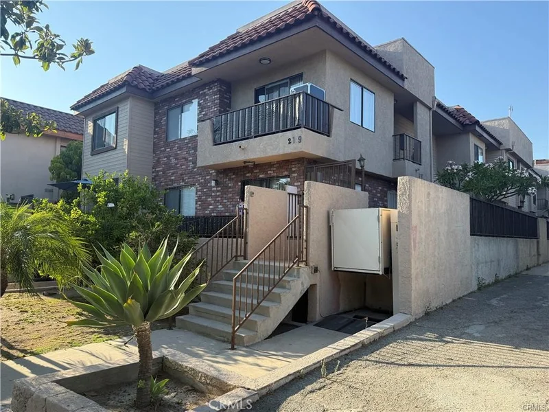219 E Maple Street 2