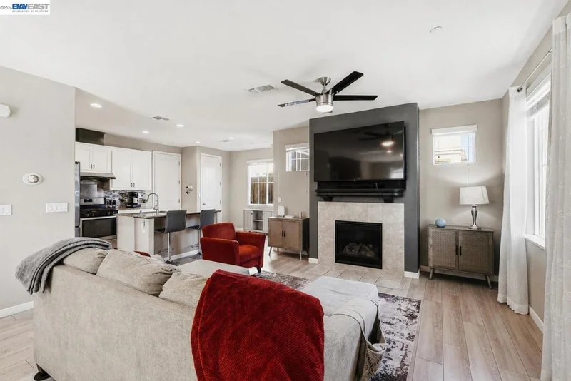 146 Halsey Way photo 2