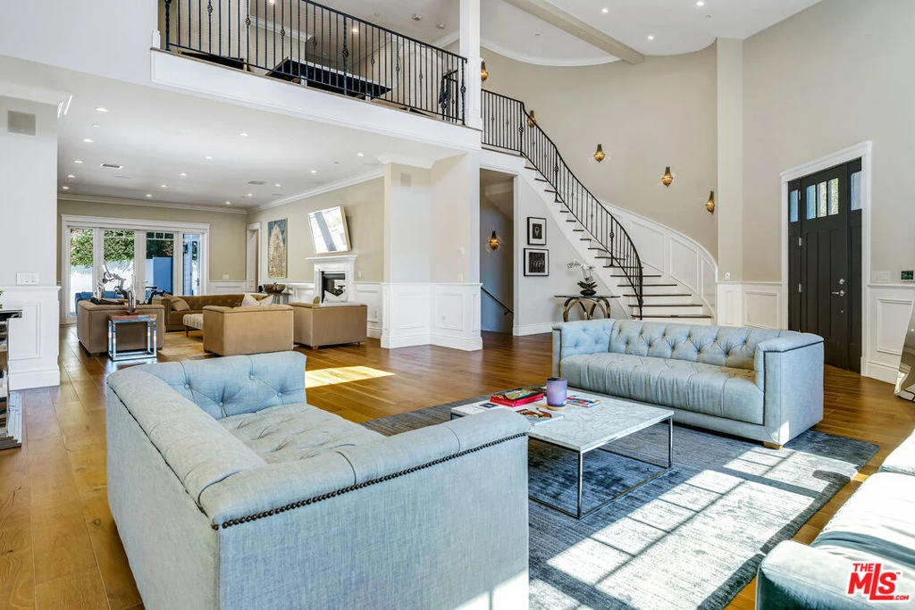 Interior 4