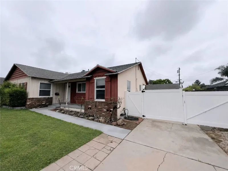836 E Whitcomb photo 2