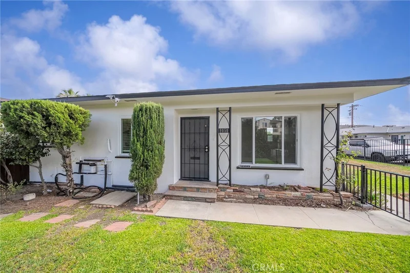 9050 Huntington Drive photo 2