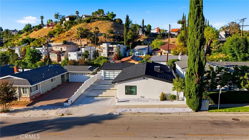 Photo 2 of 21407 Mulholland Drive