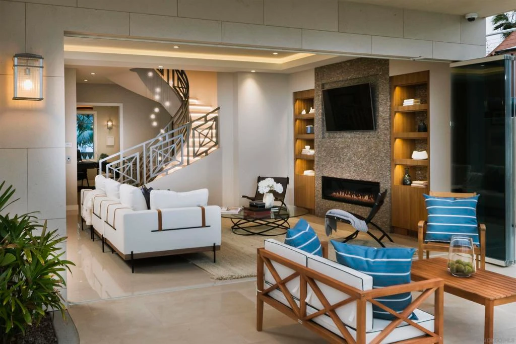 Interior 4